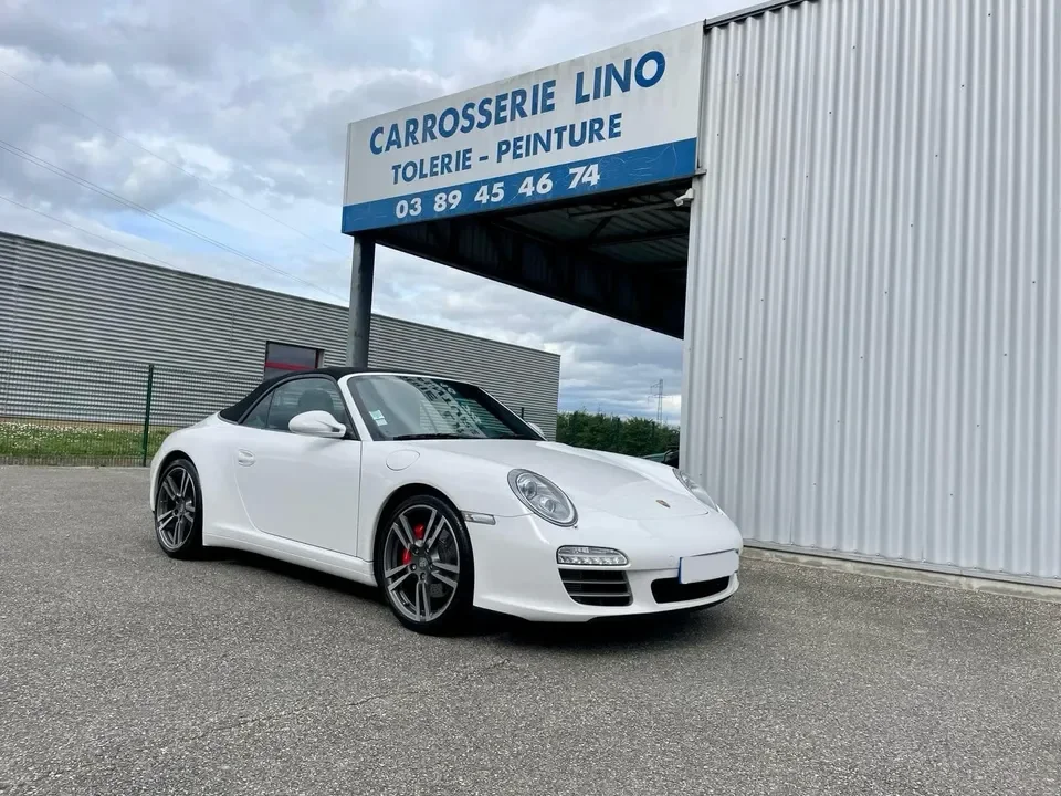 Photo d’une Porsche réparée par la Carrosserie Lino devant le bâtiment